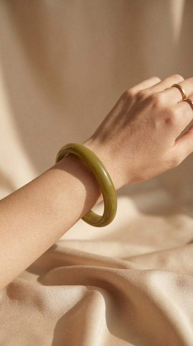 Lundholm My May Serie statement bangle armband dames olijfgroen acryl gedragen door model op pols lifestyle - cadeau vrouw vriendin moederdag verjaardag Scandinavisch Design