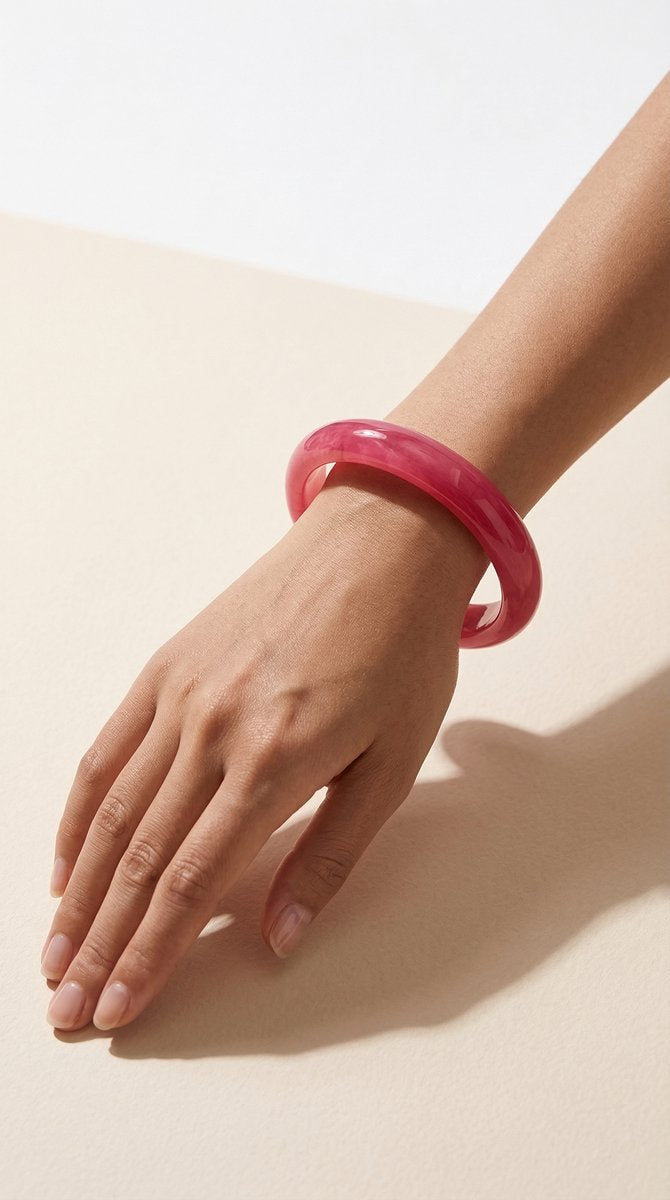 Lundholm My May Serie statement bangle armband dames roze acryl gedragen door model op pols lifestyle - cadeau vrouw vriendin moederdag verjaardag Scandinavisch Design
