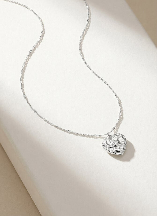 Lundholm My Monica Serie ketting dames zilverkleurig met gehamerd hartje hanger 40cm met kristal op witte achtergrond - waterproof premium stainless steel sieraden cadeau vrouw moederdag verjaardag Scandinavisch Design