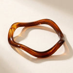 Lundholm My Nienke Serie moderne wave bangle armband dames bruin hars resin one size statement productfoto crème achtergrond - cadeau vrouw moederdag verjaardag Scandinavisch Design