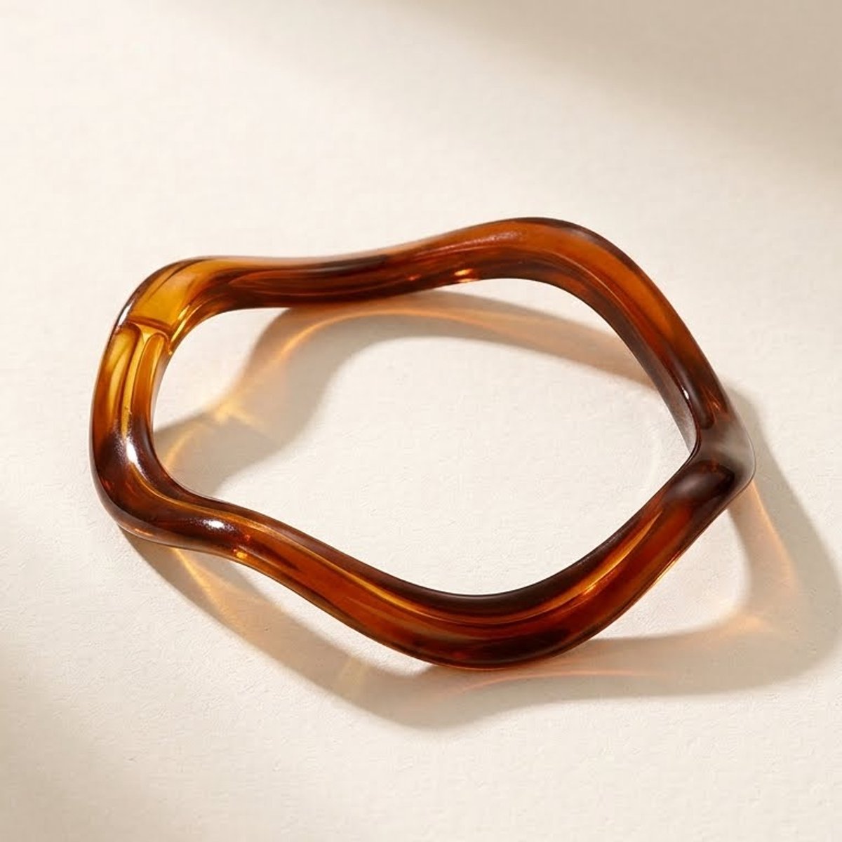 Lundholm My Nienke Serie moderne wave bangle armband dames bruin hars resin one size statement productfoto crème achtergrond - cadeau vrouw moederdag verjaardag Scandinavisch Design
