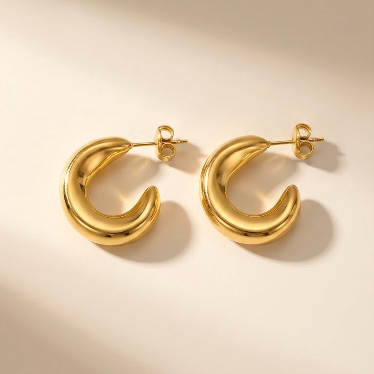 Lundholm My Sol Serie chunky hoop oorknopjes oorstekers dames goudkleurig verguld 1.35cm productfoto crème achtergrond - waterproof gold plated PVD premium stainless steel sieraden cadeau vrouw moederdag verjaardag Scandinavisch Design