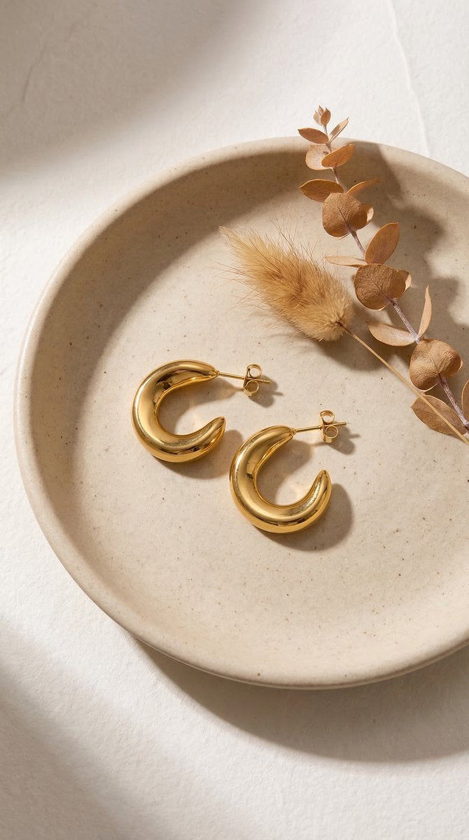 Lundholm My Sol Serie chunky hoop oorknopjes dames goudkleurig verguld op crème keramische schaal met herfst droogbloemen lifestyle - waterproof gold plated PVD premium stainless steel sieraden cadeau vrouw moederdag verjaardag Scandinavisch Design