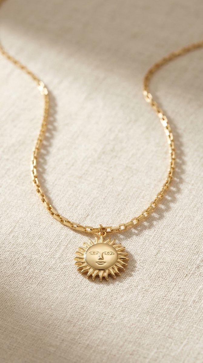 Lundholm My Sunni Serie ketting dames goudkleurig met zon zonnetje hanger met gezicht op linnen productfoto - waterproof gold plated PVD premium stainless steel sieraden cadeau vrouw moederdag verjaardag lente zomer Scandinavisch Design