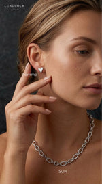 Lundholm My Suvi Serie schakel ketting dames zilverkleurig gedragen door model met Femme hartje oorbel lookbook editorial Lundholm Scandinavian Design - waterproof premium stainless steel sieraden cadeau vrouw moederdag verjaardag