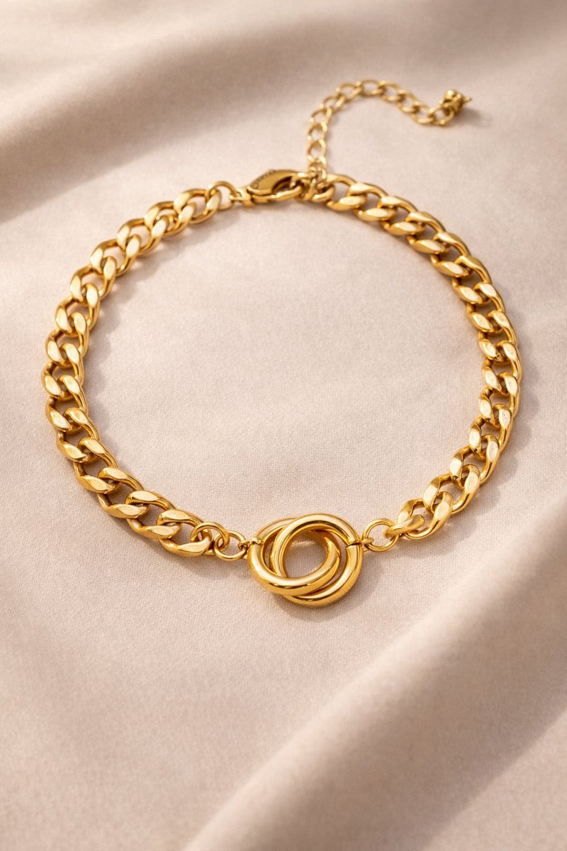 Lundholm My Tilda goudkleurige schakelarmband voor dames met verbonden ringen detail, gefotografeerd op crème zijde voor elegante productshot. Premium stainless steel met PVD gold plating van 2.5 micron, waterproof en hypoallergeen. Een tijdloos cadeau voor vrouw, moeder of vriendin op Moederdag of verjaardag in Scandinavisch design.