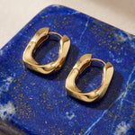 Lundholm MyKopenhagen Serie chunky geometrische oorbellen dames goudkleurig op blauwe lapis lazuli edelsteen schaal - waterproof gold plated PVD premium stainless steel sieraden cadeau vrouw moederdag verjaardag Scandinavisch Design