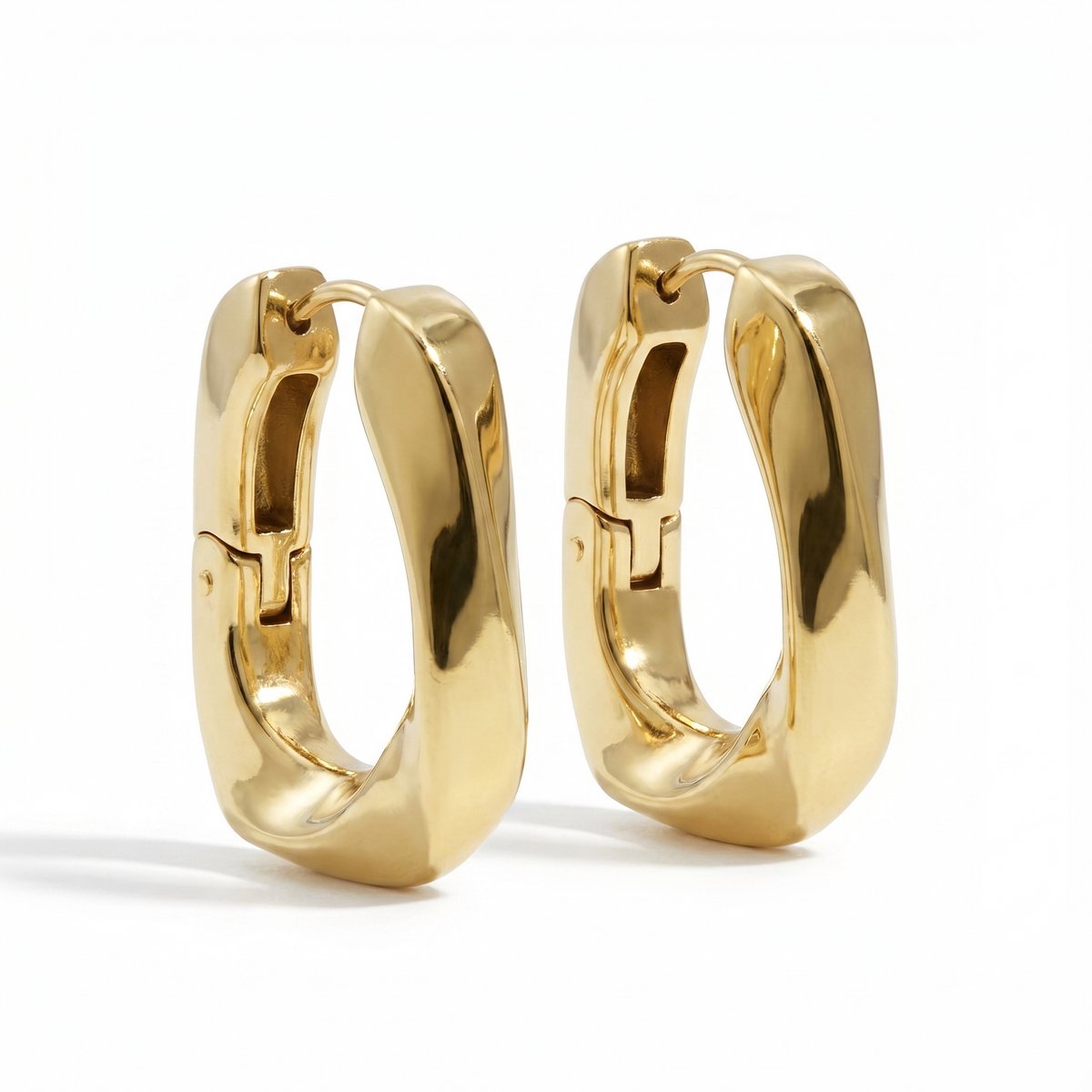 Lundholm MyKopenhagen Serie chunky geometrische oorbellen dames goudkleurig productfoto witte achtergrond - waterproof gold plated PVD premium stainless steel sieraden cadeau vrouw moederdag verjaardag Scandinavisch Design