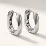 Lundholm MyKopenhagen Serie chunky geometrische oorbellen dames zilverkleurig productfoto beige achtergrond - waterproof premium stainless steel sieraden cadeau vrouw moederdag verjaardag Scandinavisch Design