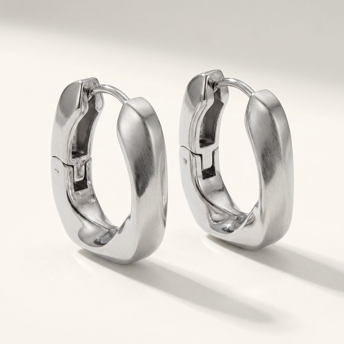 Lundholm MyKopenhagen Serie chunky geometrische oorbellen dames zilverkleurig productfoto beige achtergrond - waterproof premium stainless steel sieraden cadeau vrouw moederdag verjaardag Scandinavisch Design