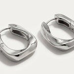 Lundholm MyKopenhagen Serie chunky geometrische oorbellen dames zilverkleurig close-up productfoto - waterproof premium stainless steel sieraden cadeau vrouw moederdag verjaardag Scandinavisch Design