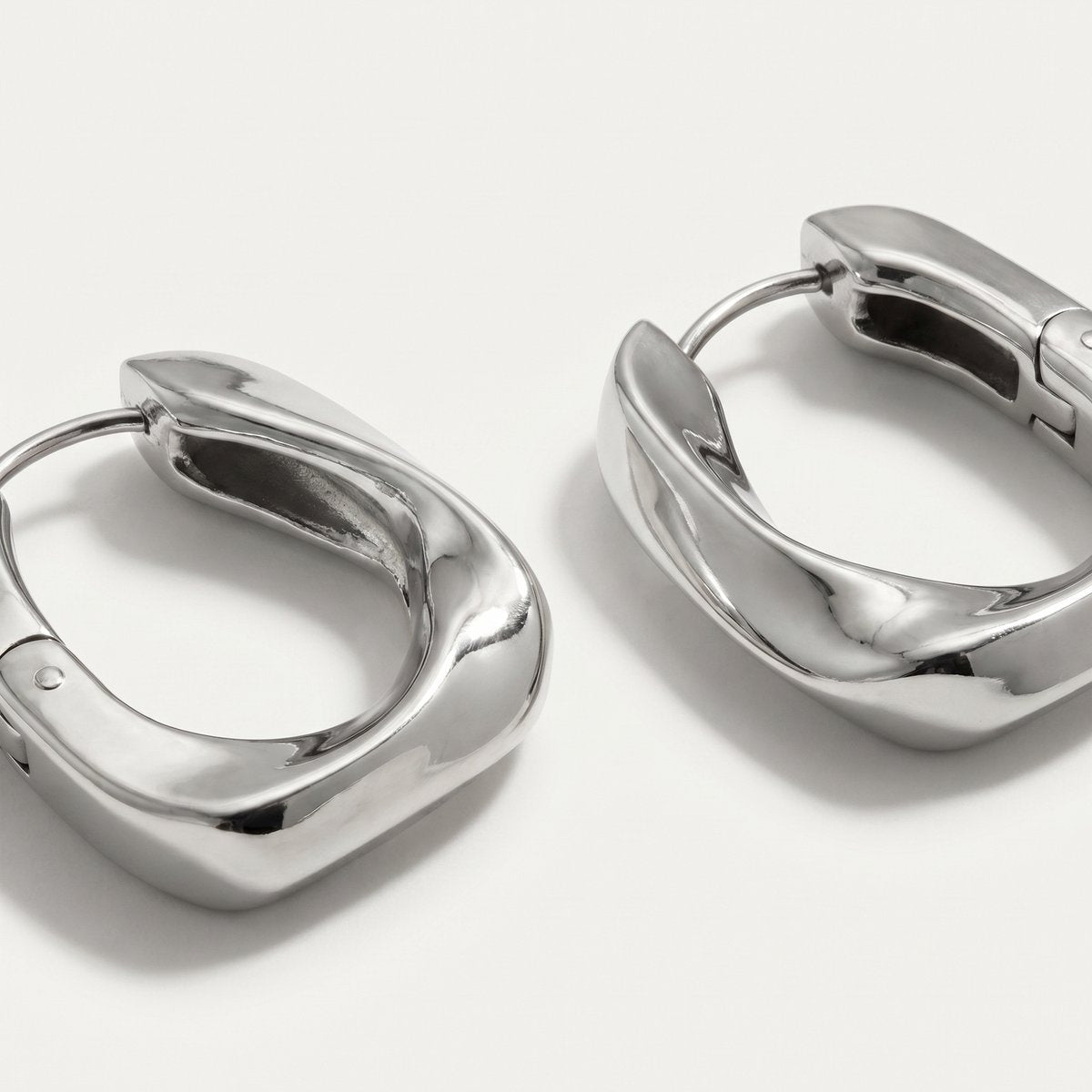 Lundholm MyKopenhagen Serie chunky geometrische oorbellen dames zilverkleurig close-up productfoto - waterproof premium stainless steel sieraden cadeau vrouw moederdag verjaardag Scandinavisch Design