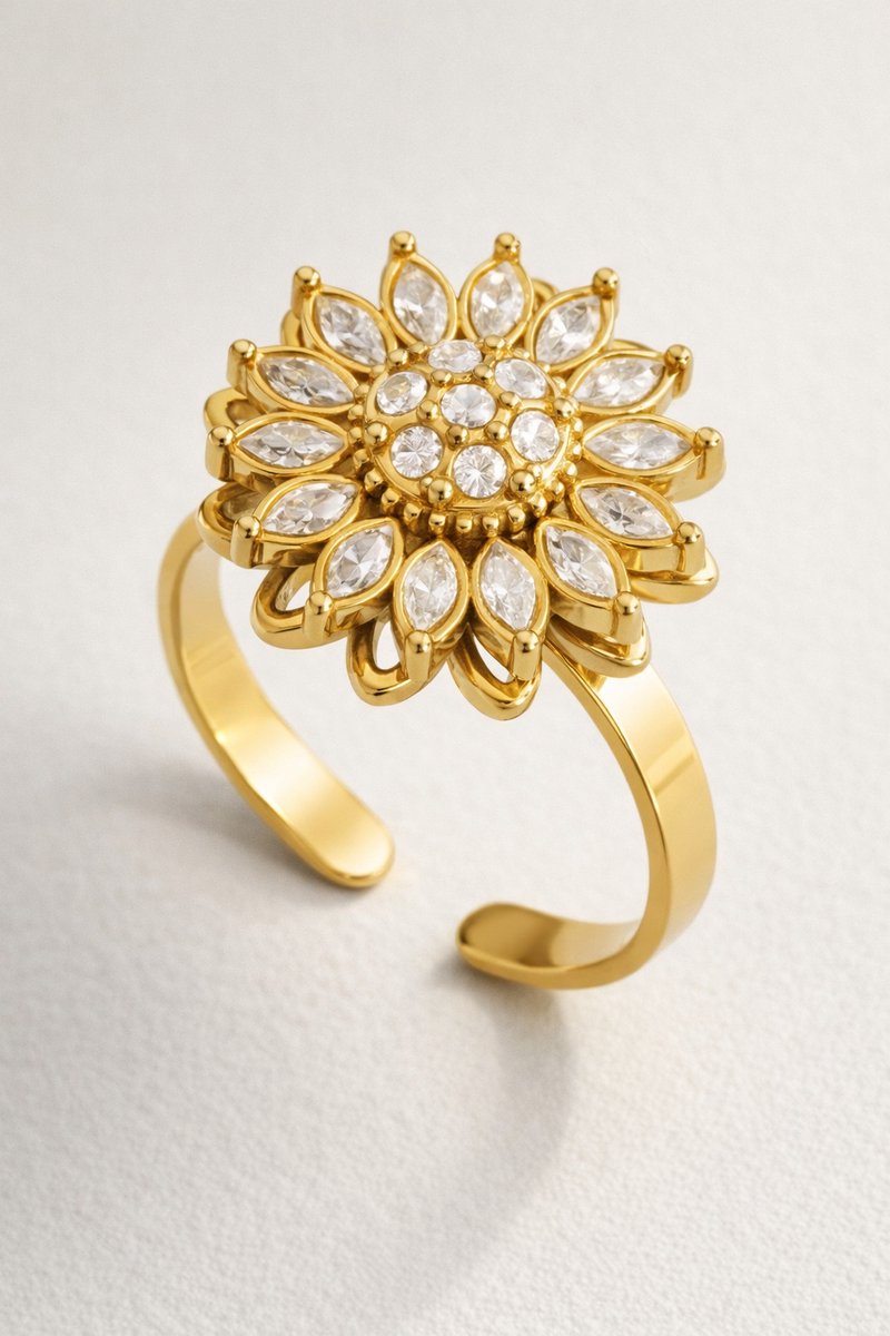 Lundholm Ophelia Serie luxe ring voor dames in goudkleurig met bloemvormige zirkonia 360 graden draaibare statement ring verstelbaar one size op witte achtergrond, gemaakt van premium stainless steel met PVD coating van 2.5 micron, waterproof en hypoallergeen, productfoto, perfect cadeau voor vrouw, moederdag of verjaardag in Scandinavisch design.