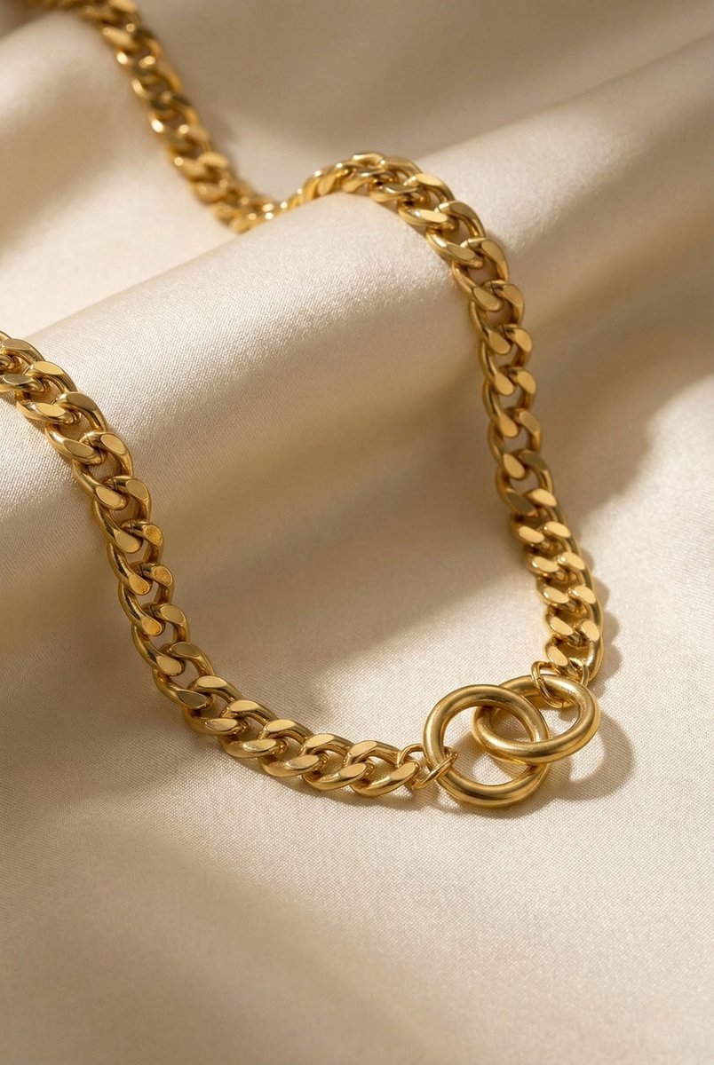 Lundholm Tilda goudkleurige schakelketting voor dames met grove schakels en verbonden ringen sluiting, gefotografeerd op crème zijde voor elegante productshot. Premium stainless steel met PVD gold plating van 2.5 micron, waterproof en hypoallergeen. Een tijdloos cadeau voor vrouw, moeder of vriendin op Moederdag of verjaardag in Scandinavisch design.