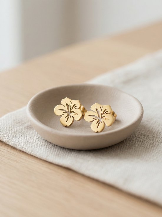 Lundholm Tropicana oorknopjes dames goudkleurig hibiscus bloem in keramische schaal lifestyle - premium stainless steel - Tropicana Serie - Scandinavisch design botanisch sieraad cadeau voor vrouw