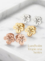 Lundholm Tropicana oorknopjes dames hibiscus bloem in drie kleuren rosegoud, goud en zilver op marmer - premium stainless steel - Tropicana Serie - Scandinavisch design botanisch sieraad cadeau voor vrouw