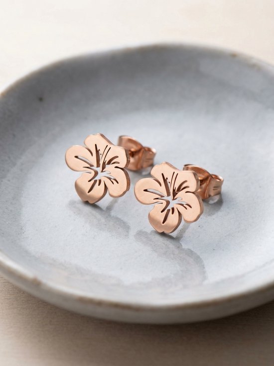 Lundholm Tropicana oorknopjes dames rosegoud hibiscus bloem in keramische schaal - premium stainless steel - Tropicana Serie - Scandinavisch design botanisch sieraad cadeau voor vrouw moederdag