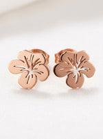 Lundholm Tropicana oorknopjes dames rosegoud hibiscus bloem close-up - premium stainless steel - Tropicana Serie - Scandinavisch design botanisch sieraad cadeau voor vrouw moederdag verjaardag