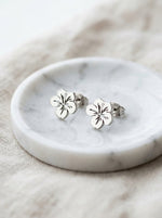 Lundholm Tropicana zilverkleurige hibiscus bloem oorknopjes voor dames op marmeren keramische schaal - waterproof premium stainless steel sieraden cadeau vrouw moederdag verjaardag Scandinavisch Design