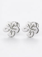 Lundholm Tropicana zilverkleurige hibiscus bloem oorknopjes dames productfoto witte achtergrond - waterproof premium stainless steel sieraden cadeau vrouw moederdag verjaardag Scandinavisch Design