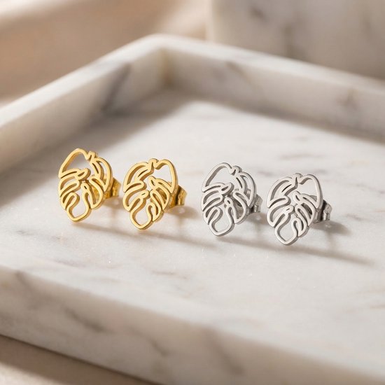 Lundholm Tropisk oorknopjes dames in goud en zilver - monstera blad oorbellen op marmer - premium stainless steel - Tropisk Serie - Scandinavisch design botanisch sieraad cadeau voor vrouw