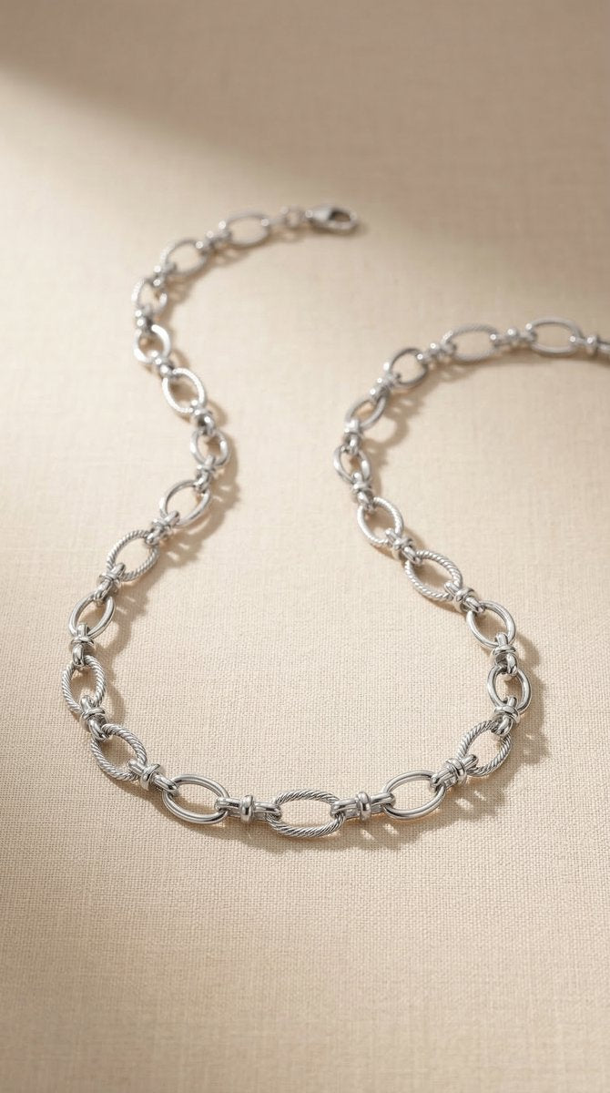 Lundholm Ylva Serie schakel bedel ketting dames zilverkleurig 40.5cm productfoto crème achtergrond - hypoallergeen waterproof premium stainless steel sieraden cadeau vrouw moederdag verjaardag Scandinavisch Design