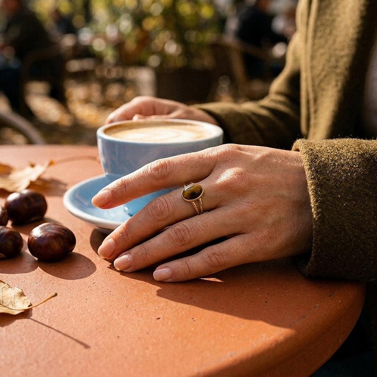 Zoleste – Statement-Ring mit Braunem Naturstein – Goldfarben