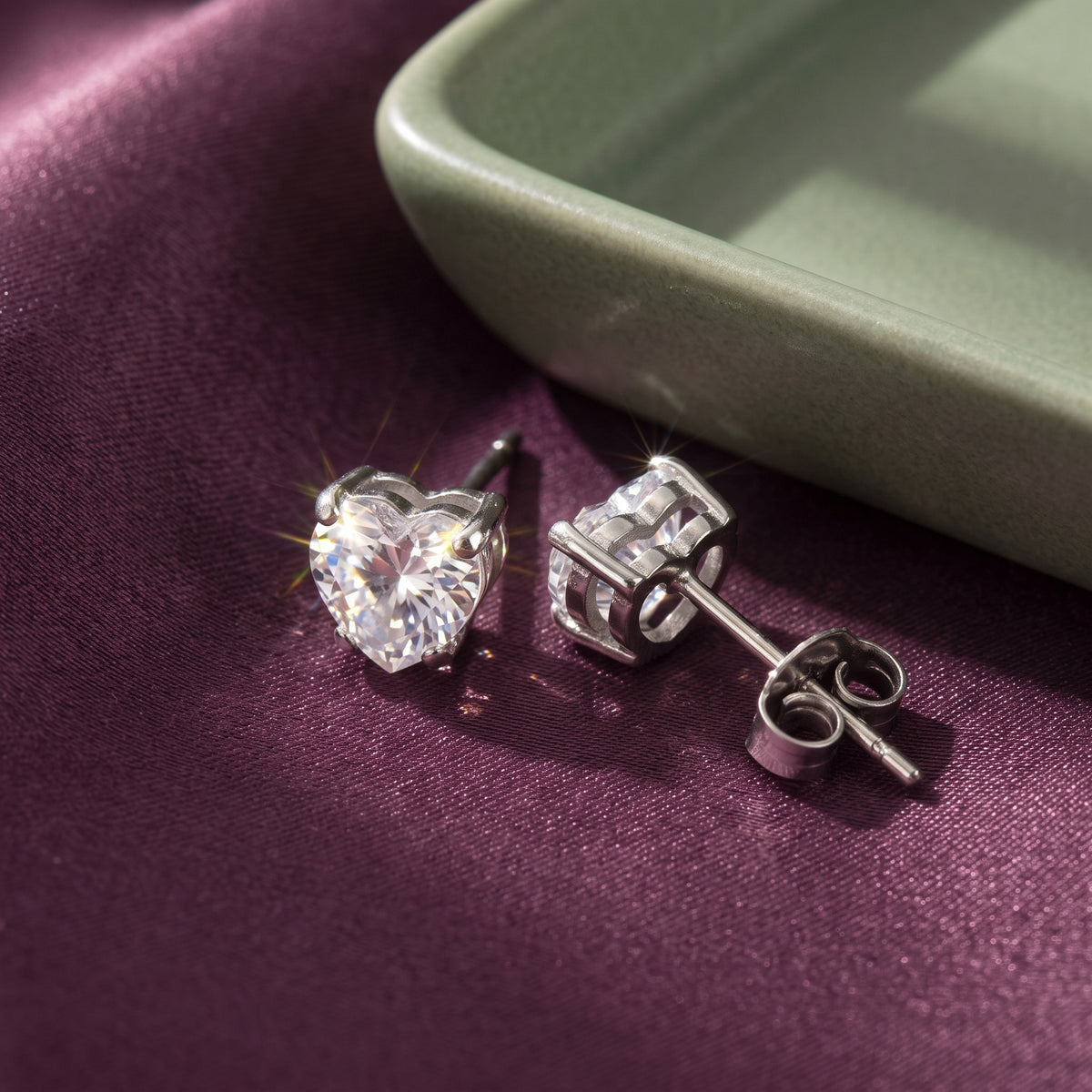 Lundholm Amour hartjes oorknopjes zilverkleurig - sfeerfoto plum