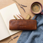 Lundholm Arvika leren pennenetui cognac open met pennen en potloden