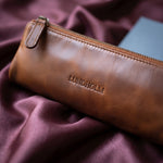 Lundholm Arvika leren pennenetui cognac – detail van logo en rits
