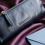 Lundholm Arvika leren pennenetui donkerblauw – detail van logo en rits