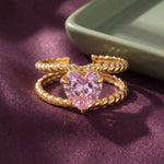 Lundholm Francine ring goudkleurig met roze hartje - sfeerfoto plum