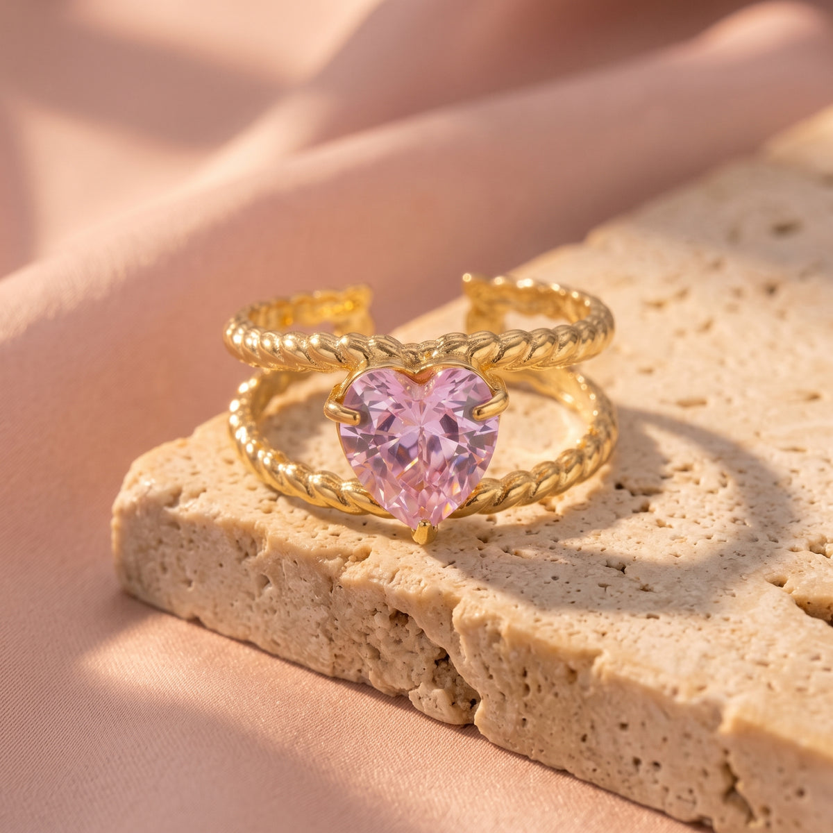 Lundholm Francine ring goudkleurig met roze hartje - sfeerfoto blush