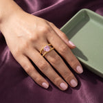 Lundholm Francine ring goudkleurig met roze hartje - gedragen