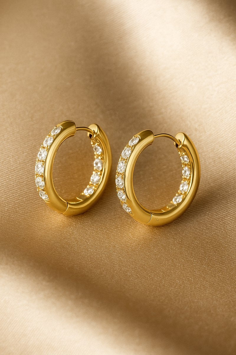 Lundholm Oorringen Dames Goudkleurig met Witte Zirkonia - Premium Stainless Steel Gold Plated - Luxe Hoops (2.45 cm) - Elegant & Tijdloos - Luxe Geschenkverpakking
Ontdek verfijnde luxe met de Lundholm oorringen met witte zirkonia. Deze elegante goudkleurige hoops zijn gemaakt van hoogwaardig premium stainless steel met een duurzame vergulde afwerking en afgewerkt met fonkelende witte zirkonia steentjes die een schitterende, diamantachtige glans geven. Een perfecte combinatie van tijdloze klasse en moderne 