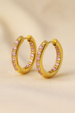 Lundholm Gold Plated Luxe Oorbellen Dames Allergievrij - Oorringen Zirkonia Steentjes Roze - Premium Stainless Steel Waterproof & Hypoallergeen - Vrouwen Cadeautjes kerst kadootje - Scandinavisch Design
