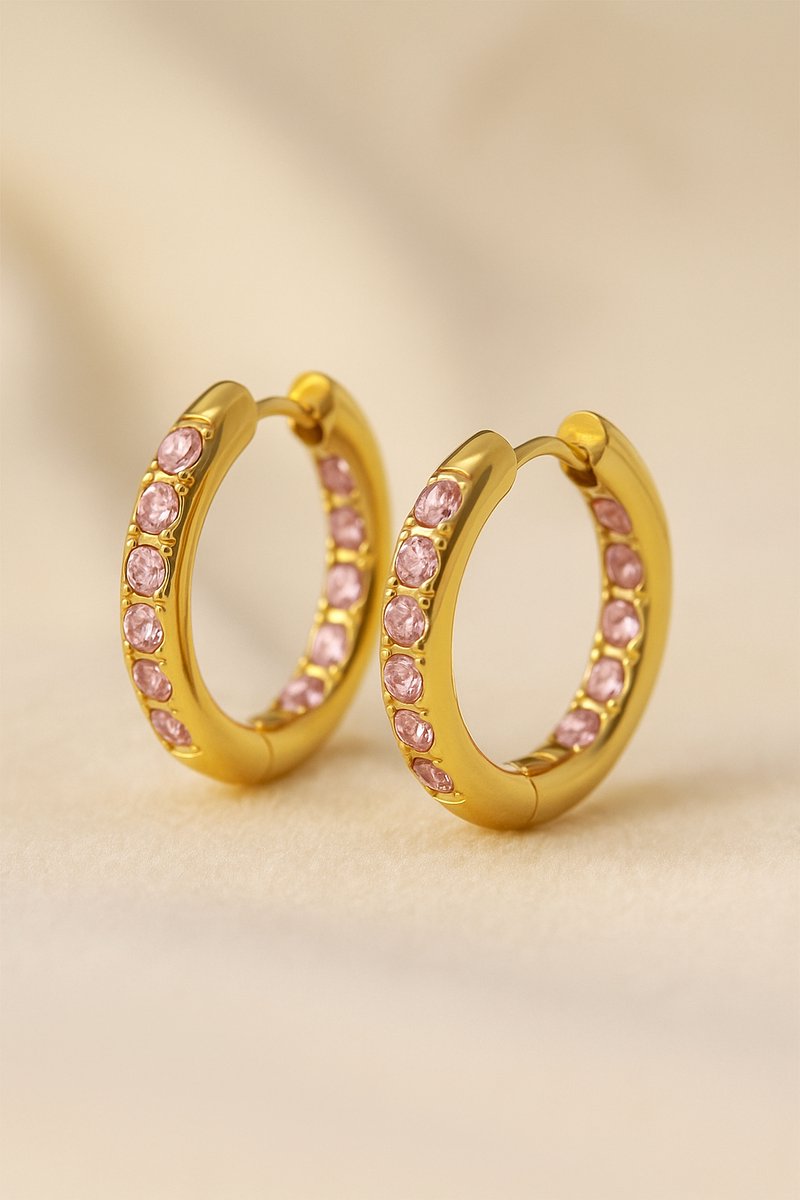 Lundholm Gold Plated Luxe Oorbellen Dames Allergievrij - Oorringen Zirkonia Steentjes Roze - Premium Stainless Steel Waterproof & Hypoallergeen - Vrouwen Cadeautjes kerst kadootje - Scandinavisch Design
