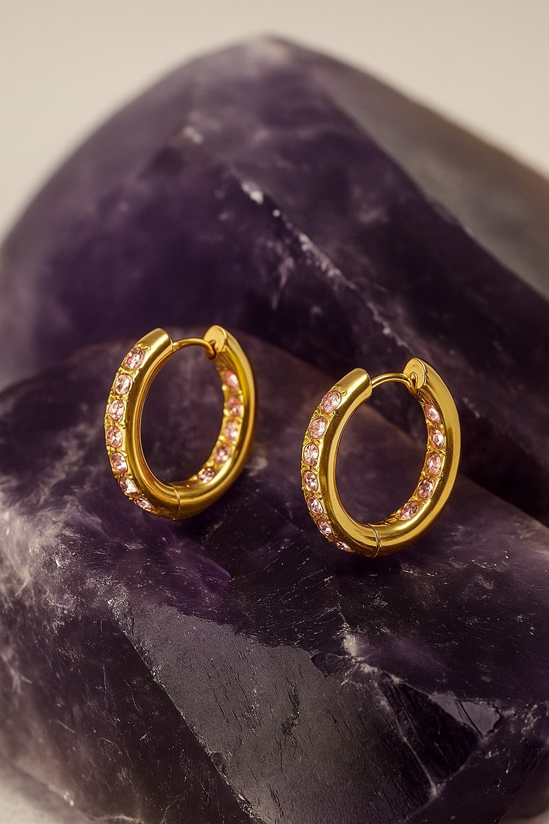 Lundholm Gold Plated Luxe Oorbellen Dames Allergievrij - Oorringen Zirkonia Steentjes Roze - Premium Stainless Steel Waterproof & Hypoallergeen - Vrouwen Cadeautjes kerst kadootje - Scandinavisch Design
