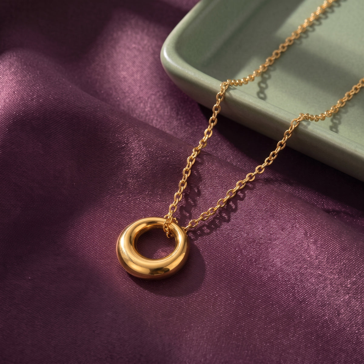 Lundholm Halo ketting goudkleurig - sfeerfoto plum