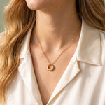 Lundholm Halo ketting goudkleurig - gedragen