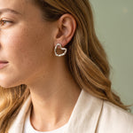 Lundholm Leonie open hartjes oorbellen zilverkleurig - gedragen