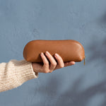 Lundholm Hasvik luxe etui cognac in de hand