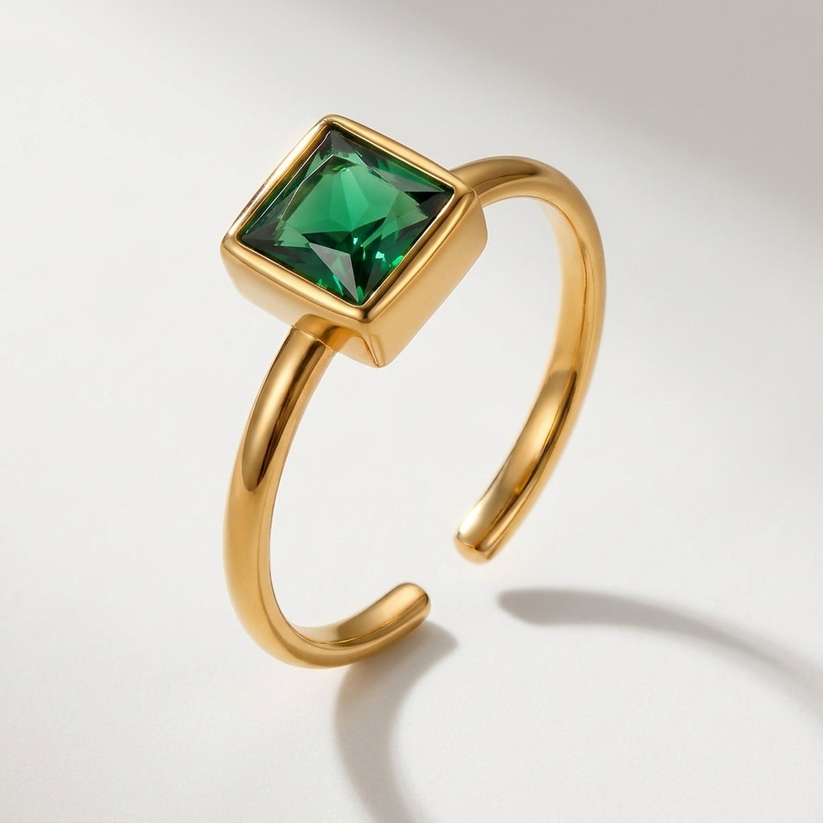 Julie – Verstellbarer Ring mit grünem Stein – Goldfarben