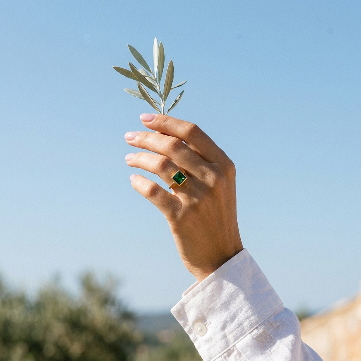 Julie – Verstellbarer Ring mit grünem Stein – Goldfarben