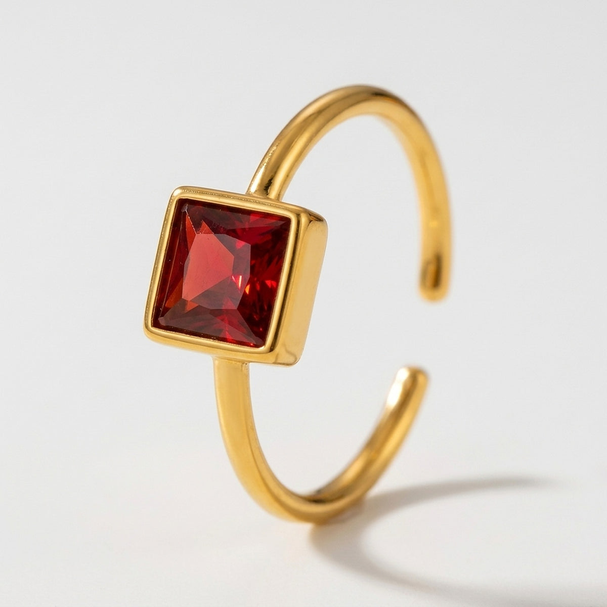 Julie – Verstelbare Ring met Rode Steen – Goudkleurig