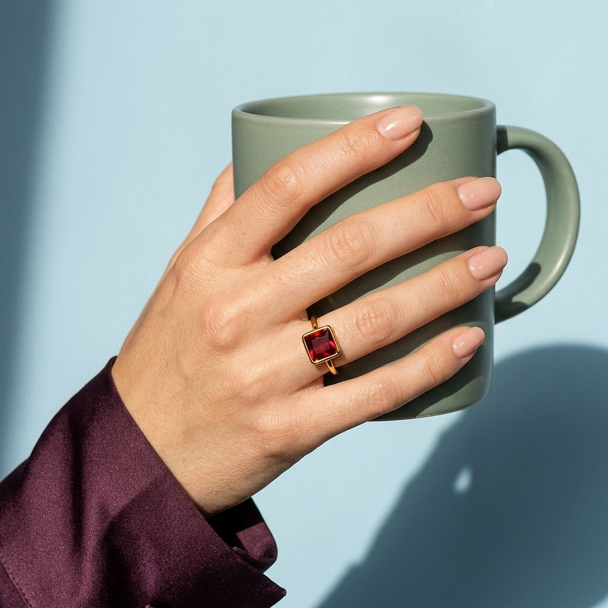 Julie – Verstelbare Ring met Rode Steen – Goudkleurig