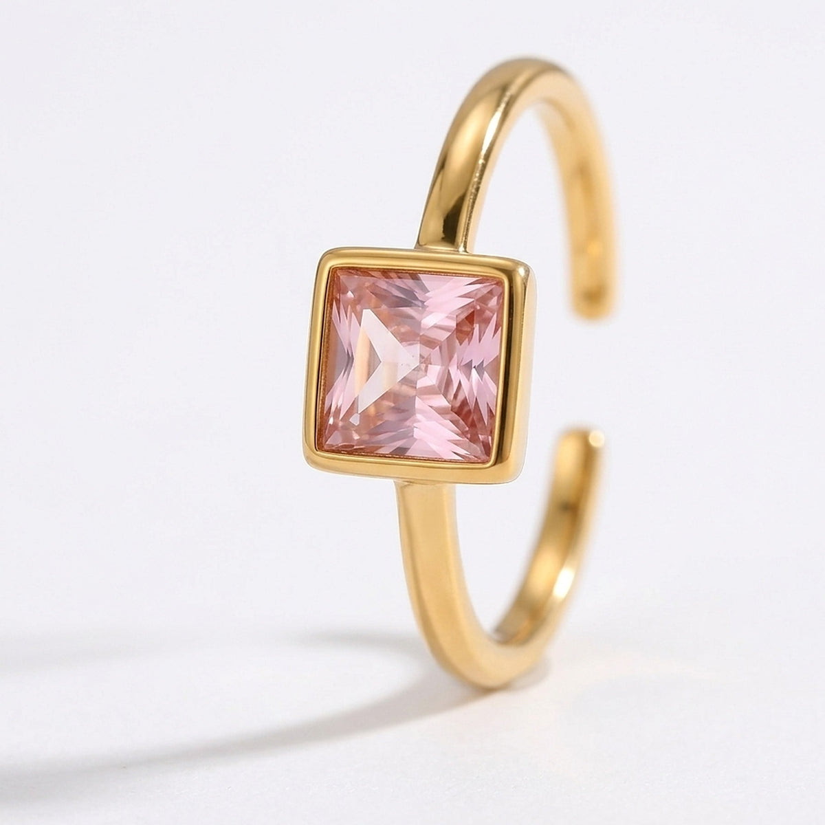 Julie – Verstelbare Ring met Roze Zirkonia – Goudkleurig