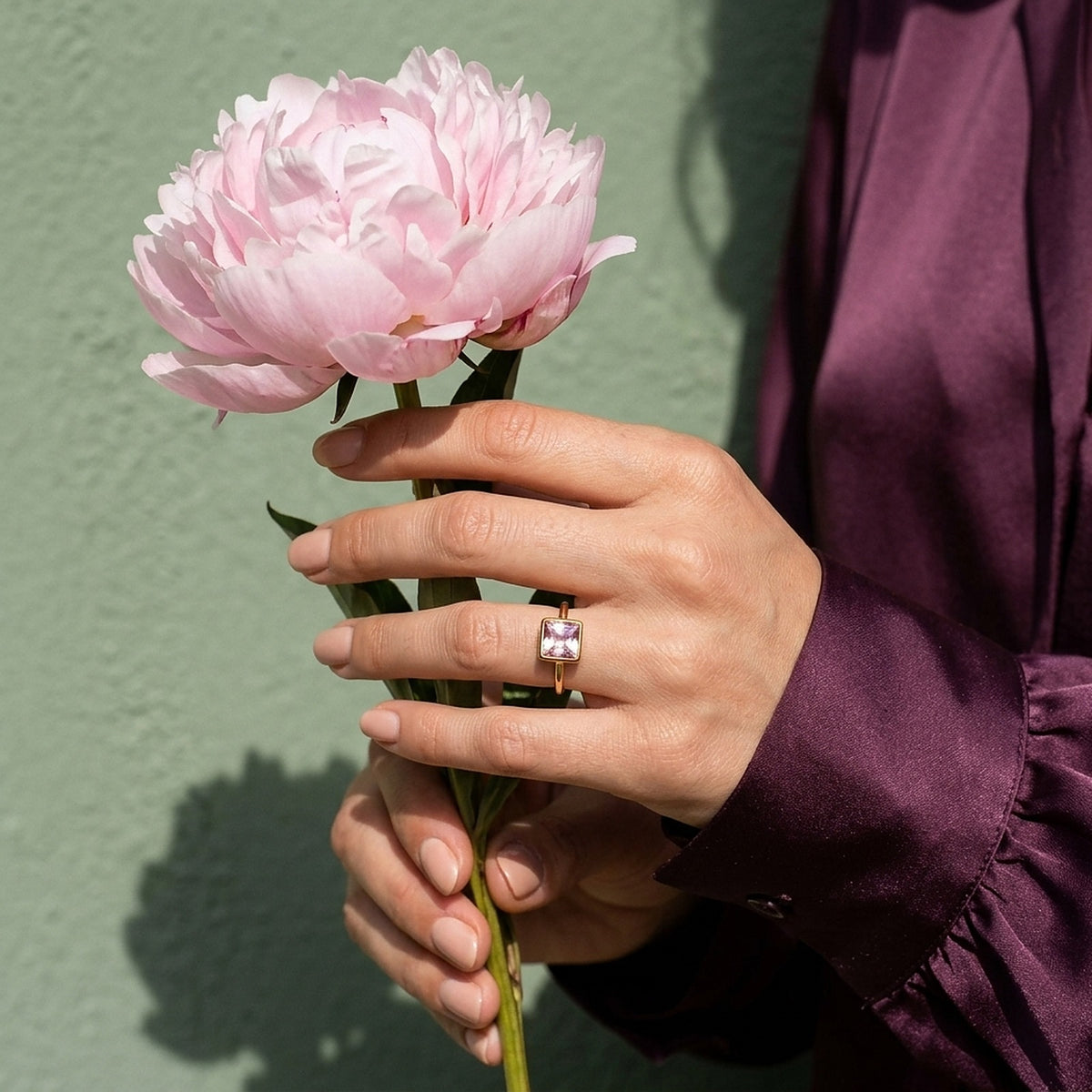 Julie – Verstelbare Ring met Roze Zirkonia – Goudkleurig