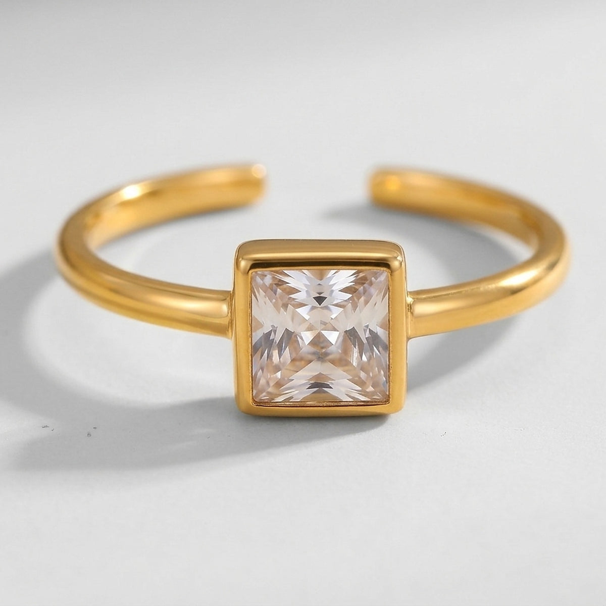 Julie – Verstelbare Ring met Witte Zirkonia – Goudkleurig
