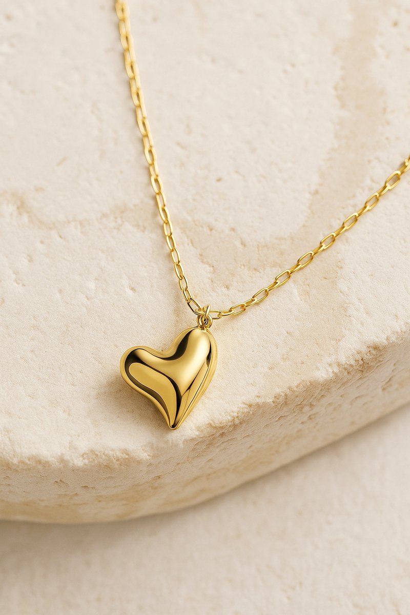Lundholm Ketting Dames Goudkleurig Hartje Hanger – Premium Stainless Steel – Lange Ketting met Chunky Hart Hanger – 85 + 7 cm – Statement Sieraad – Luxe Geschenkverpakking